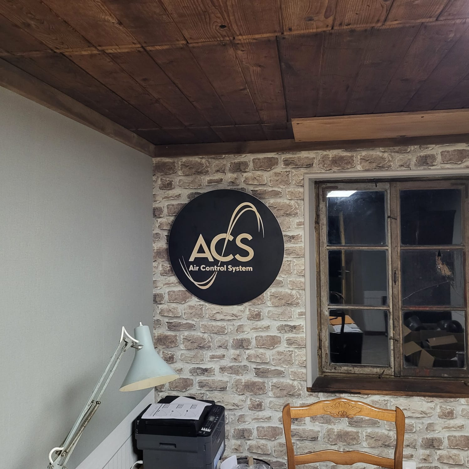 Logo ACS sur mur de fond en pierre, ventilation, vmc, aération